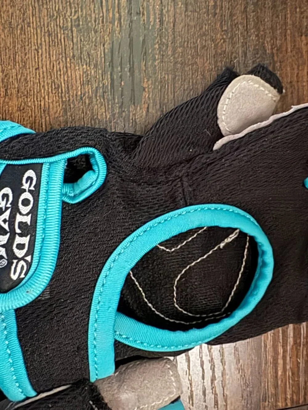 🛍️ Gold's Gym Black and Teal Fingerless Weightlifting Gloves